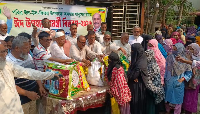 কুমিল্লা জেলা পরিষদের প্রশাসক মোস্তাক মিয়া'র ব্যক্তিগত উদ্যোগে  ঈদ উপহার বিতরণ