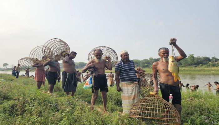 গোমতীর বুকে মৎস্য শিকারের উৎসব