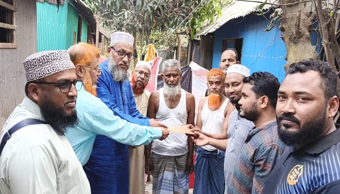 দুর্গাপুরে অগ্নিকাণ্ডে ক্ষতিগ্রস্ত   পরিবারের পাশে অধ্যাপক মামুন