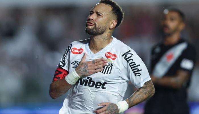 গ্যালারিতে নিজের নাম শুনে যা বললেন নেইমার