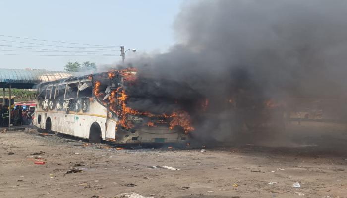 কুমিল্লার জাঙ্গালিয়া বাস টার্মিনালে ৩ বাসে আগুন