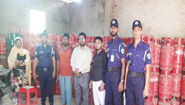 কুমিল্লায় এলপিজি গ্যাসের   বাজারে ভোক্তা অধিদপ্তরের   অভিযান ২ প্রতিষ্ঠানকে   জরিমানা