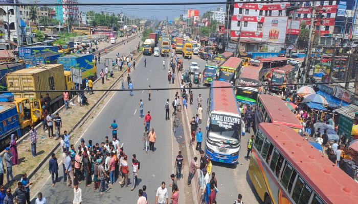 বকেয়া বেতনের দাবিতে কুমিল্লায় ইপিজেড   শ্রমিকদের মহাসড়ক অবরোধ, তীব্র যানজট