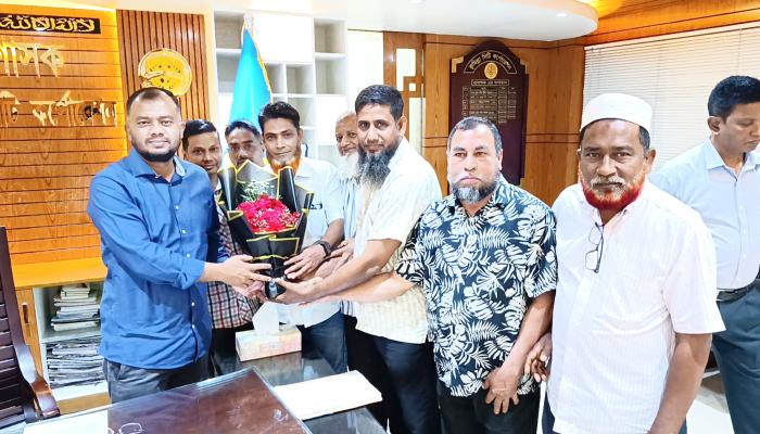 পুর্নবাসনের দাবিতে হকার্সররা   কুসিক প্রশাসকের শরণাপন্ন