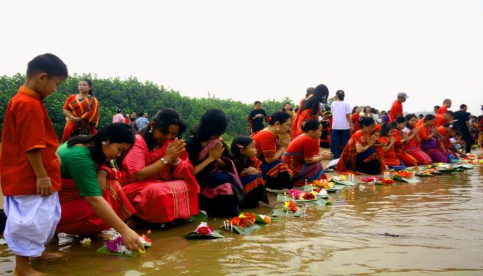 ফুলের স্রোতে পুরোনোকে বিদায়  খাগড়াছড়িতে ˆবসাবির রঙিন সূচনা