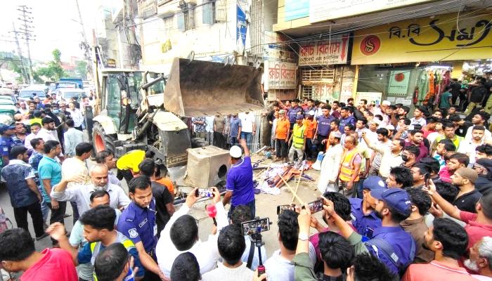 নগরীতে ফুটপাত দখলমুক্তে উচ্ছেদ অভিযান  ছাড় নেই অবৈধ দখলদারদের-কুসিক প্রশাসক
