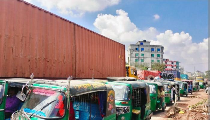 ধারণক্ষমতার ৪ গুণ যানবাহন চলাচল  দেবে যাচ্ছে সড়ক বাড়ছে যানজট-দুর্ঘটনা