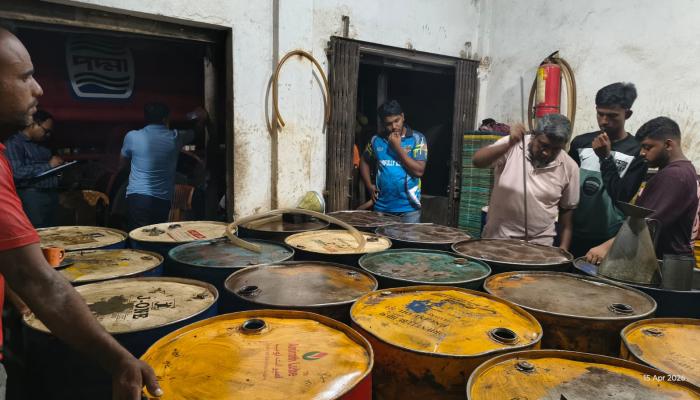 বুড়িচংয়ে অবৈধ মজুদ করা ২৫০০ লিটার তেল জব্দ; নিলামে বিক্রি