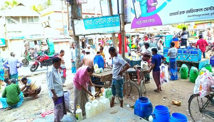 লালমাইয়ে দেড় ঘণ্টার দুধের হাটে কোটির লেনদেন, সরগরম বাগমারা বাজার