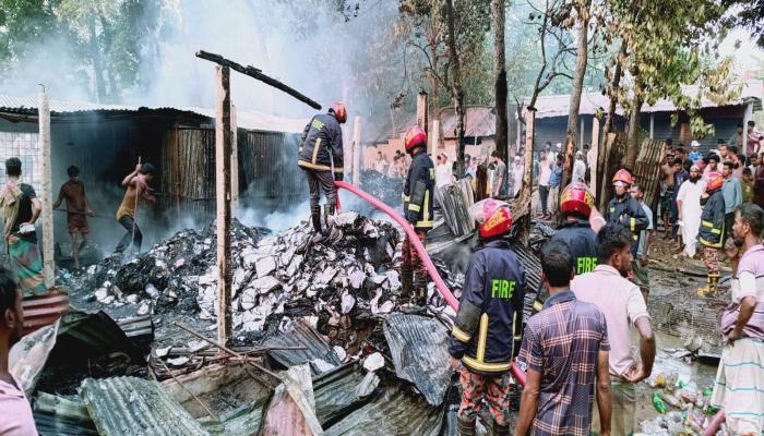 অকটেন ভাগাভাগি থেকে অগ্নিকাণ্ড! বিড়ির আগুনে কুমিল্লার প্লাস্টিক ফ্যাক্টরি পুড়ে ছাই, দগ্ধ ৩