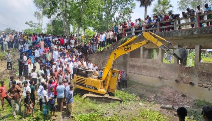 লাকসামে খালের বাঁধ কেটে ২৫০ বিঘা জমি অবমুক্ত