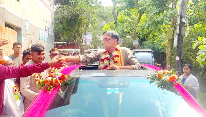 দেবিদ্বারে ফুলসজ্জিত গাড়িতে করে শিক্ষকের    রাজকীয় বিদায়