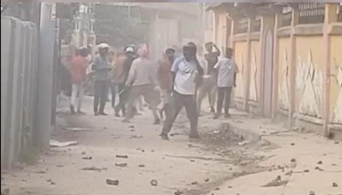 নগরীতে দুই গ্রুপের তিনদিন ধরে সংঘর্ষ, অস্ত্রের মহড়া