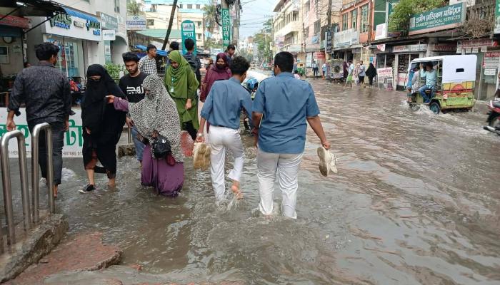 বৃষ্টির পানিতে সয়লাব নগরী