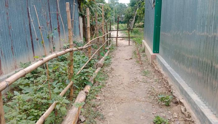 ব্রাহ্মণপাড়ায় ৪০ বছরের পুরোনো রাস্তা  বন্ধ: আড়াইশ পরিবারের চরম ভোগান্তি