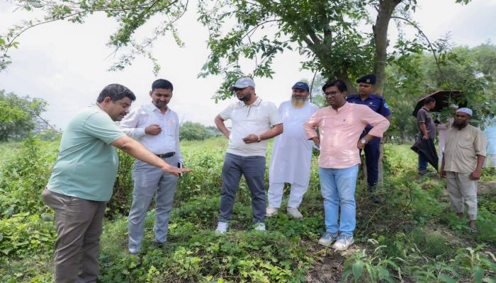 জলাবদ্ধতা নিরসনে খাল পরিদর্শনে কুমিল্লা সিটি কর্পোরেশন প্রশাসক