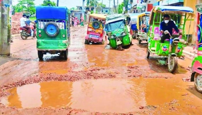 খানাখন্দে দুর্ভোগ চরমে