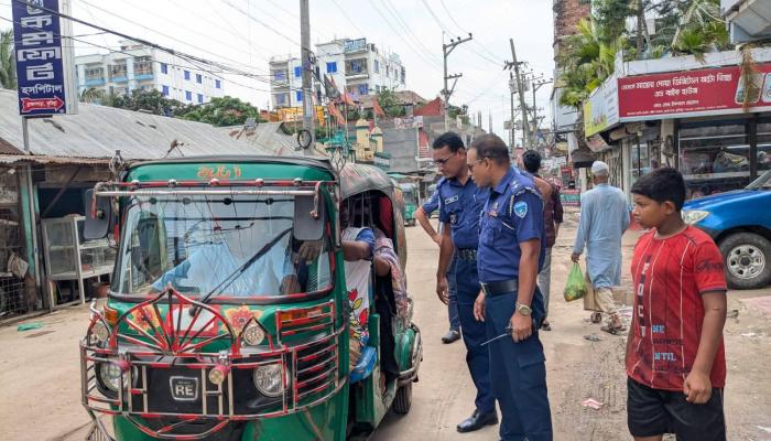 সড়কে ভাড়া নৈরাজ্যের বিরুদ্ধে মাঠে ব্রাহ্মণপাড়া থানা পুলিশ