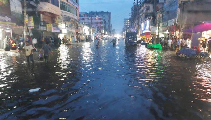 এক ঘণ্টার বৃষ্টিতে তলিয়ে গেল কুমিল্লা   নগরী, জলজটে চরম ভোগান্তি