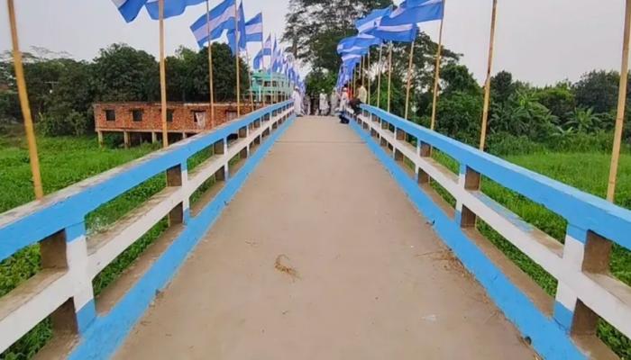 আর্জেন্টিনার রঙে সেজেছে কুমিল্লার সেতু