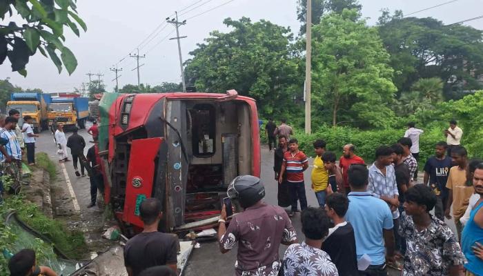 কুমিল্লায় মহাসড়কে বিআরটিসি বাস উল্টে আহত ১০