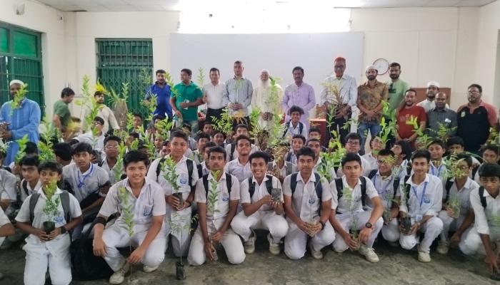 কুমিল্লা জিলা স্কুলে শিক্ষার্থীদের মাঝে গাছের চারা বিতরণ কুউক চেয়ারম‌্যান