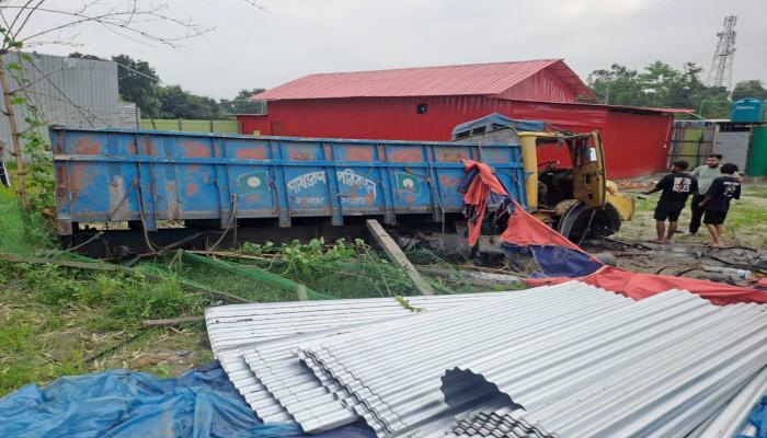 কুমিল্লায় ট্রাকের পেছনে বাসের ধাক্কা, চালক নিহত; আহত ৫