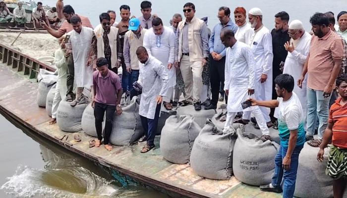 বাঞ্ছারামপুরে তিতাস নদীর তীরে জিও ব্যাগে বাঁধ নির্মাণের কাজে উদ্বোধন