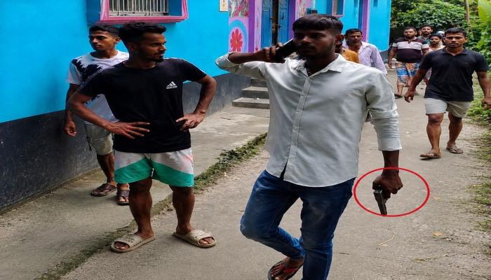 হোমনায় বাড়িতে হামলা-ভাঙচুর, অস্ত্রধারী যুবকের পরিচয় শনাক্ত