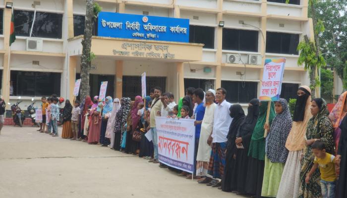 দেবিদ্বারে রাস্তা ও ড্রেনের দাবিতে    ভুক্তভোগীদের মানববন্ধন