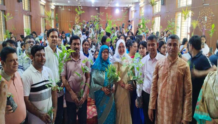 নবাব ফয়জুন্নেছা বালিকা বিদ্যালয়ে বৃক্ষচারা বিতরণ