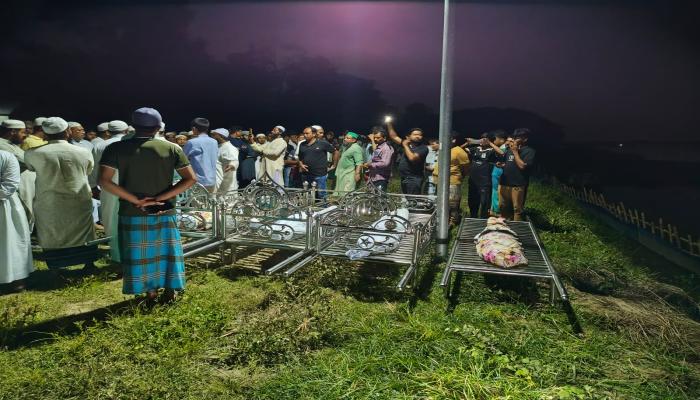 পাশাপাশি চার কবরে মা তিন কন্যা