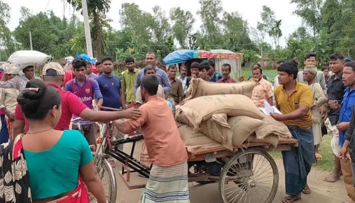 লালমাইয়ে সরকারি ত্রাণের চাল বিতরণে অনিয়মের অভিযোগ