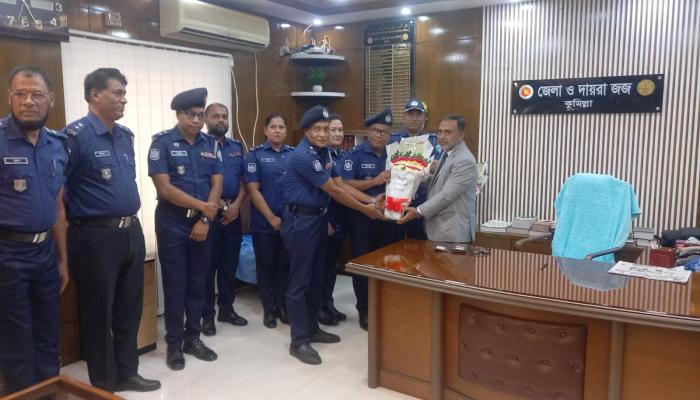 কুমিল্লায় নবাগত জেলা ও দায়রা জজকে ফুলেল শুভেচ্ছা জানান কোর্ট পুলিশ পরিদর্শক