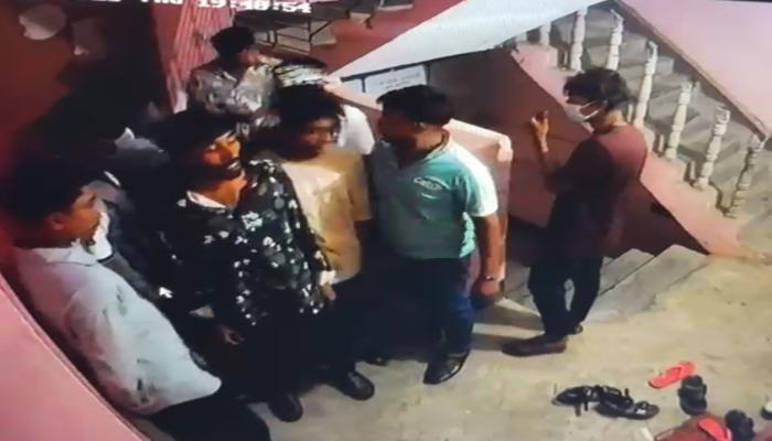নাঙ্গলকোটে সাংবাদিকের কার্যালয়ে কিশোর   গ্যাংয়ের হামলা, অস্ত্র দেখিয়ে হুমকি