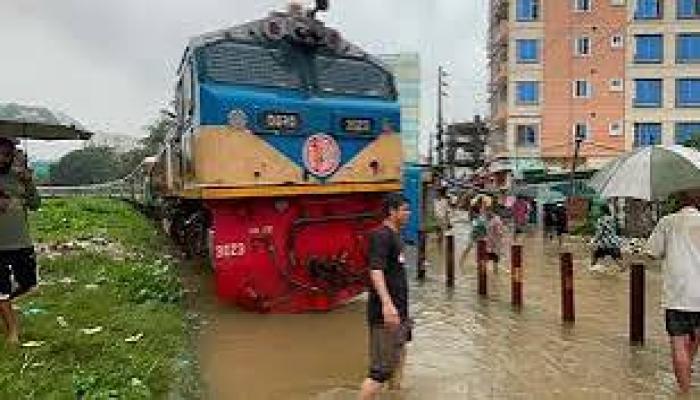 সারাদিন আটকা পর্যটক এক্সপ্রেসের যাত্রা মধ্যরাতে বাতিল