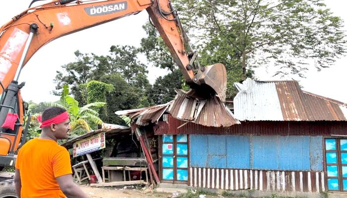 কুমিল্লায় গোমতীর দুই পাড়ে অবৈধ স্থাপনা উচ্ছেদ