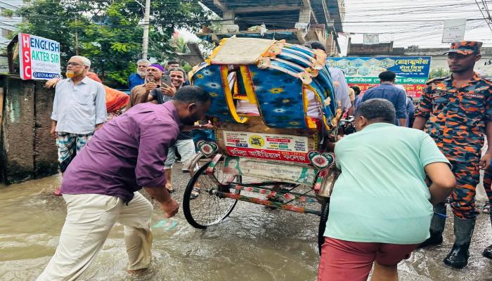 কুমিল্লা নগরীতে জলাবদ্ধতায় এইচএসসি পরীক্ষার্থীদের পাশে কুসিক প্রশাসক