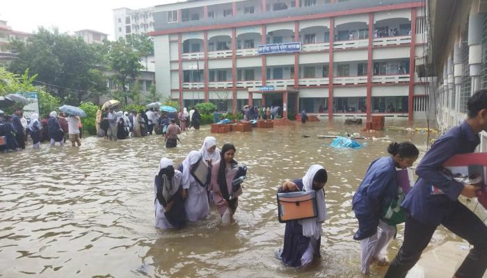 জলমগ্ন নগরীতে ভোগান্তিতে এইচএসসি   পরীক্ষার্থীরা, ক্ষুব্ধ অভিভাবক-শিক্ষার্থীরা