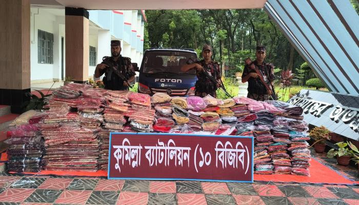 কুমিল্লা সীমান্তে বিজিবির অভিযানে যানবাহনসহ প্রায় ৭৫ লাখ টাকার ভারতীয় কাপড় জব্দ
