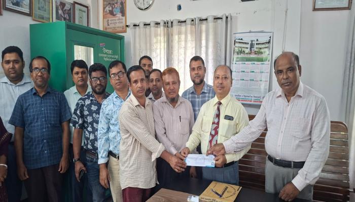 ক্যানসারে আক্রান্ত শিশুর পাশে দাঁড়াল আবদুল মতিন খসরু কলেজ পরিবার