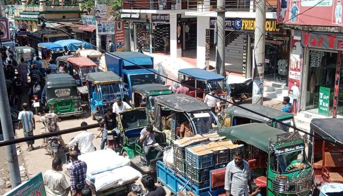 ব্রাহ্মণপাড়ায় তীব্র যানজটে দুর্ভোগ সাধারণ মানুষ