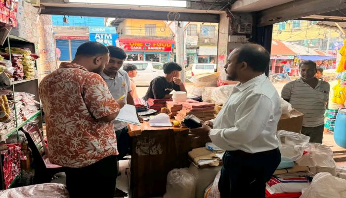 কুমিল্লার চকবাজারে নিষিদ্ধ পলিথিনবিরোধী অভিযান, ৫০ হাজার টাকা জরিমানা