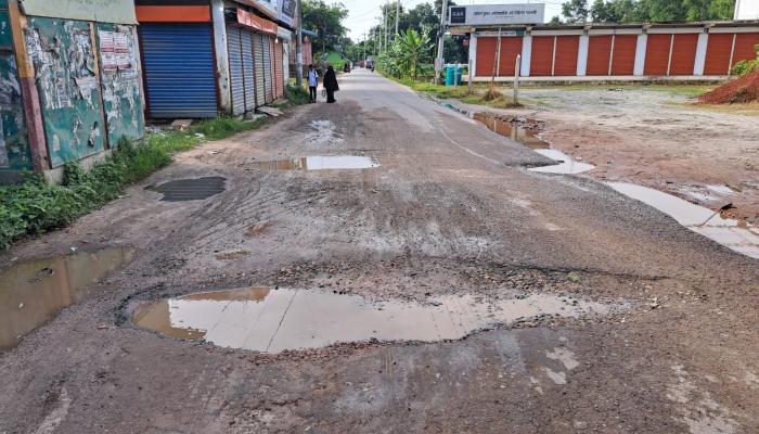 কুমিল্লা-বাঙ্গড্ডা সড়ক যেন এক মরণফাঁদ