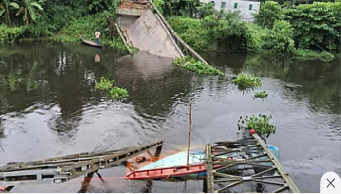 বেইলি সেতু ভেঙে পড়লো ইটবোঝাই বাল্কহেডের ওপর