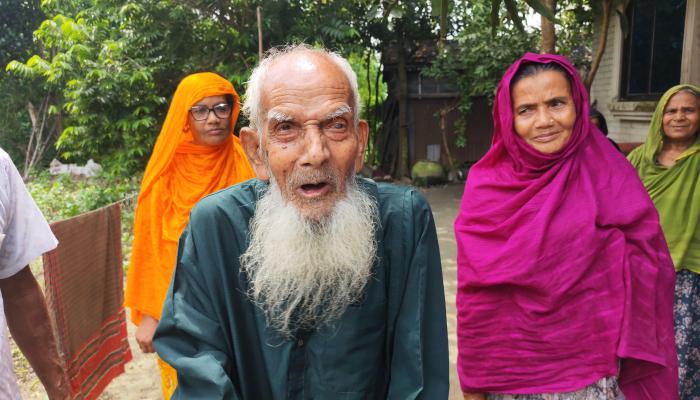 ১২০ বয়সেও কারো মৃত্যু সংবাদ এলে কবর খুঁড়তে চলে যান তারু মিয়া