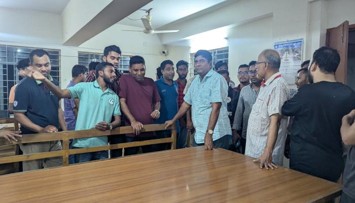 মধ্যরাতে ছেলেদের হল পরিদর্শনে কুবি উপাচার্য