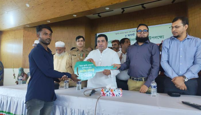 জুলাই আন্দোলনে গুলিবিদ্ধ যুবকের পাশে উপজেলা প্রশাসন, পেলেন নতুন ঘর,অটোরিকশা