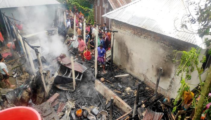 ব্রাহ্মণপাড়ায় আগুনে পুড়ল কৃষকের স্বপ্ন, ছেলেকে বিদেশে পাঠানোর ৪ লাখ টাকাও ছাই