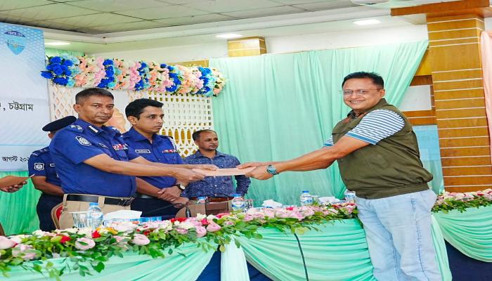 চট্টগ্রাম রেঞ্জ ডিআইজির কাছ থেকে সম্মাননা পেলেন ডিবির এসআই সৈয়দ ফারুক